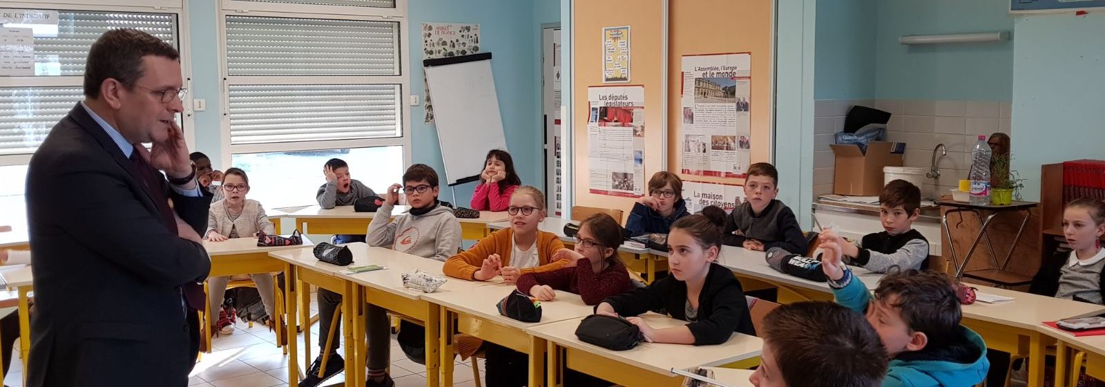 À St-Martin-du-Bois (Segré-en-Anjou-Bleu) devant la classe des CM1-CM2, représentant la circonscription dans le cadre du Parlement des Enfants