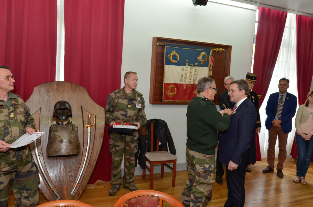 01/2018 - Angers, Ecole du génie - Remise des insignes du Commandant de la réserve citoyenne par le Général Parmentier