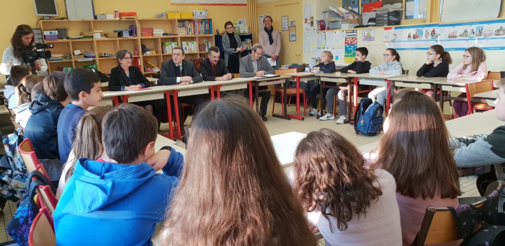 01/2019 - La Membrolle-sur-Longuenée - Rencontre de la classe de CM2 participant à l'opération du parlement des enfants 2019