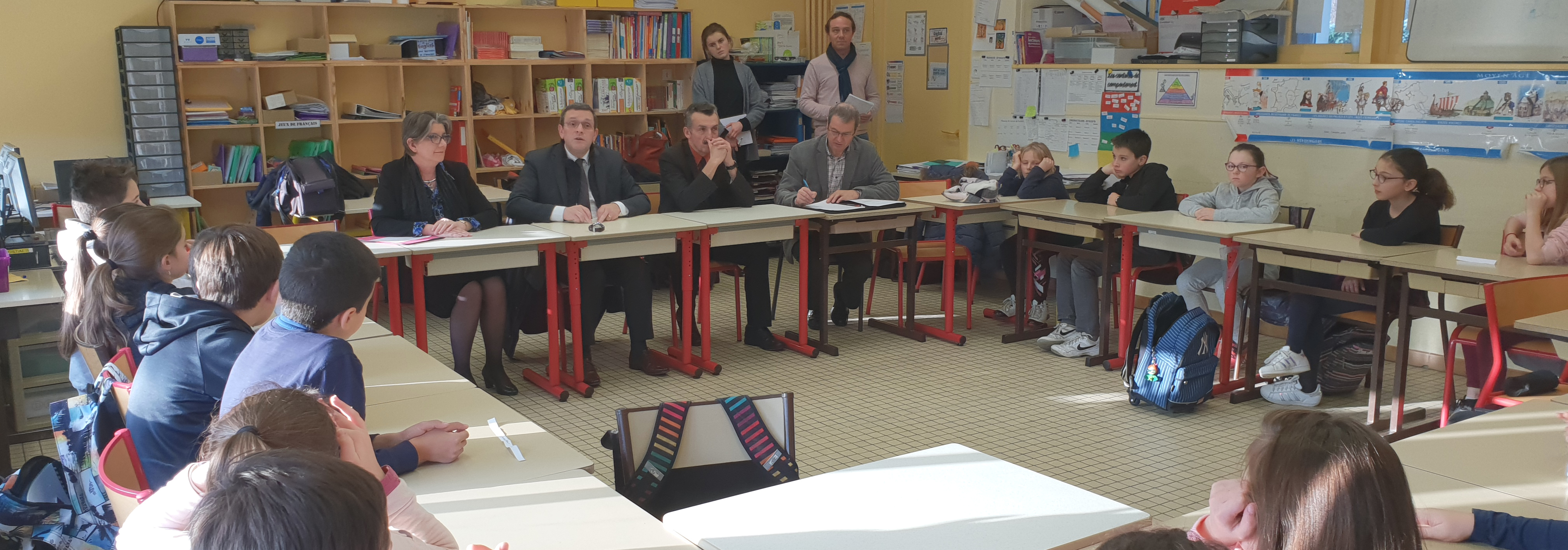 Philippe Bolo devant la classe de CM2 à La Membrolle/Longuenée