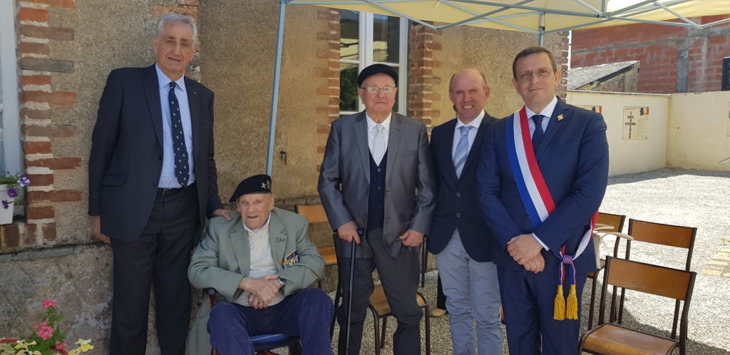 06/2019 - Grugé-l'Hôpital - Remise du drapeau de la 2ème DB de Loire-Atlantique en présence du Général d'armée Bruno Cuche et du Pierre-Samuel Crosnier, ancien de la 2ème DB débarquée en Normandie en Auût 1944