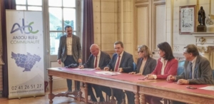 Signature du Territoire d'Industrie Anjou Bleu Communauté